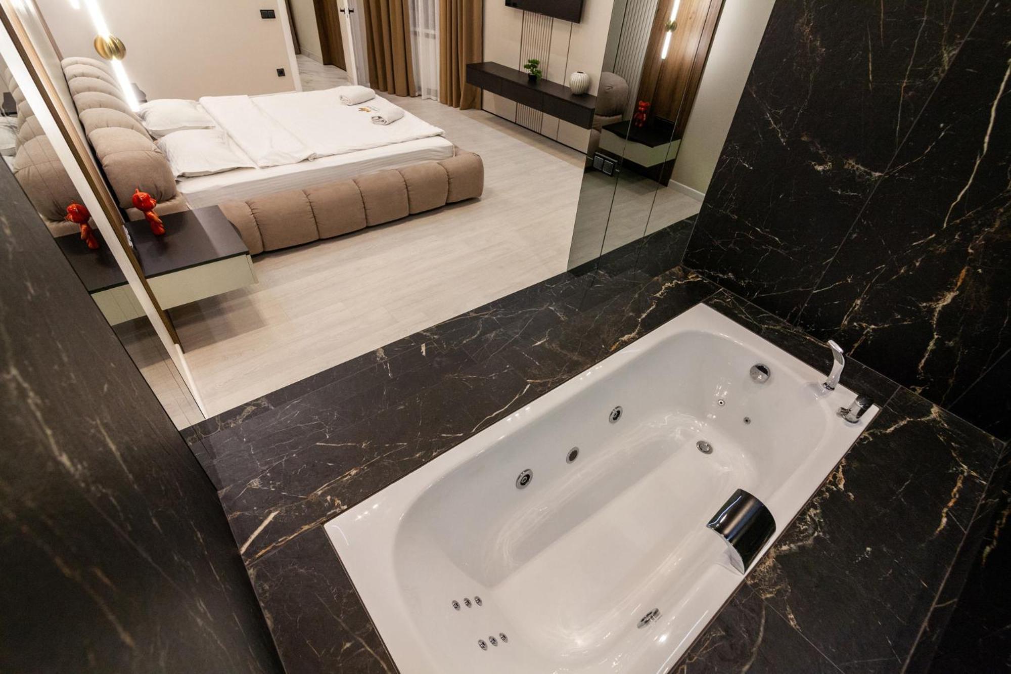 Leogrand Jacuzzi On Malaniuka 2 Leilighet Lviv Eksteriør bilde