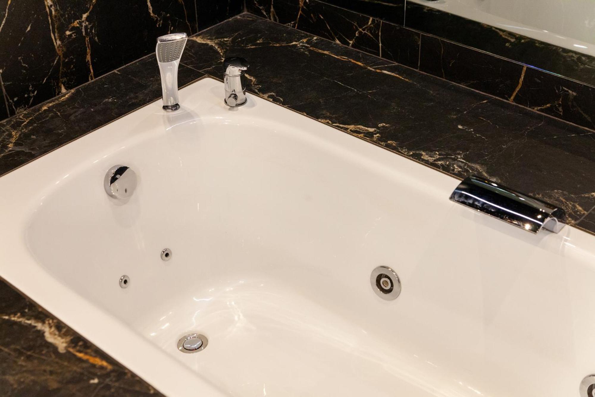 Leogrand Jacuzzi On Malaniuka 2 Leilighet Lviv Eksteriør bilde