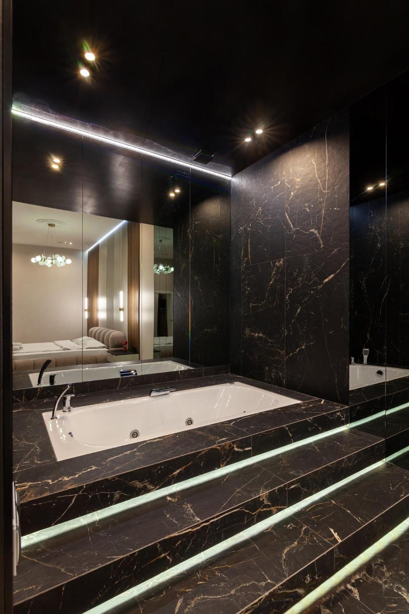 Leogrand Jacuzzi On Malaniuka 2 Leilighet Lviv Eksteriør bilde